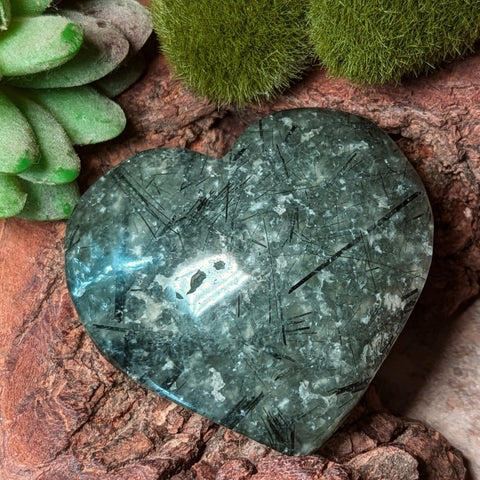 Epidote in Prehnite Heart~CRCEPHT5