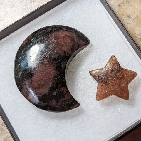 Garnet in Arfvedsonite Moon Carving~CRGAMN02