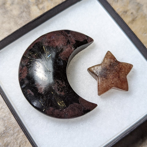 Garnet in Arfvedsonite Moon Carving~CRGAMN08