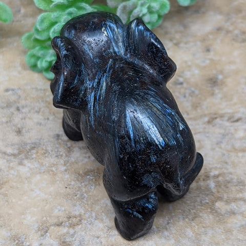 Garnet in Arfvedsonite Elephant~CRGAELE3